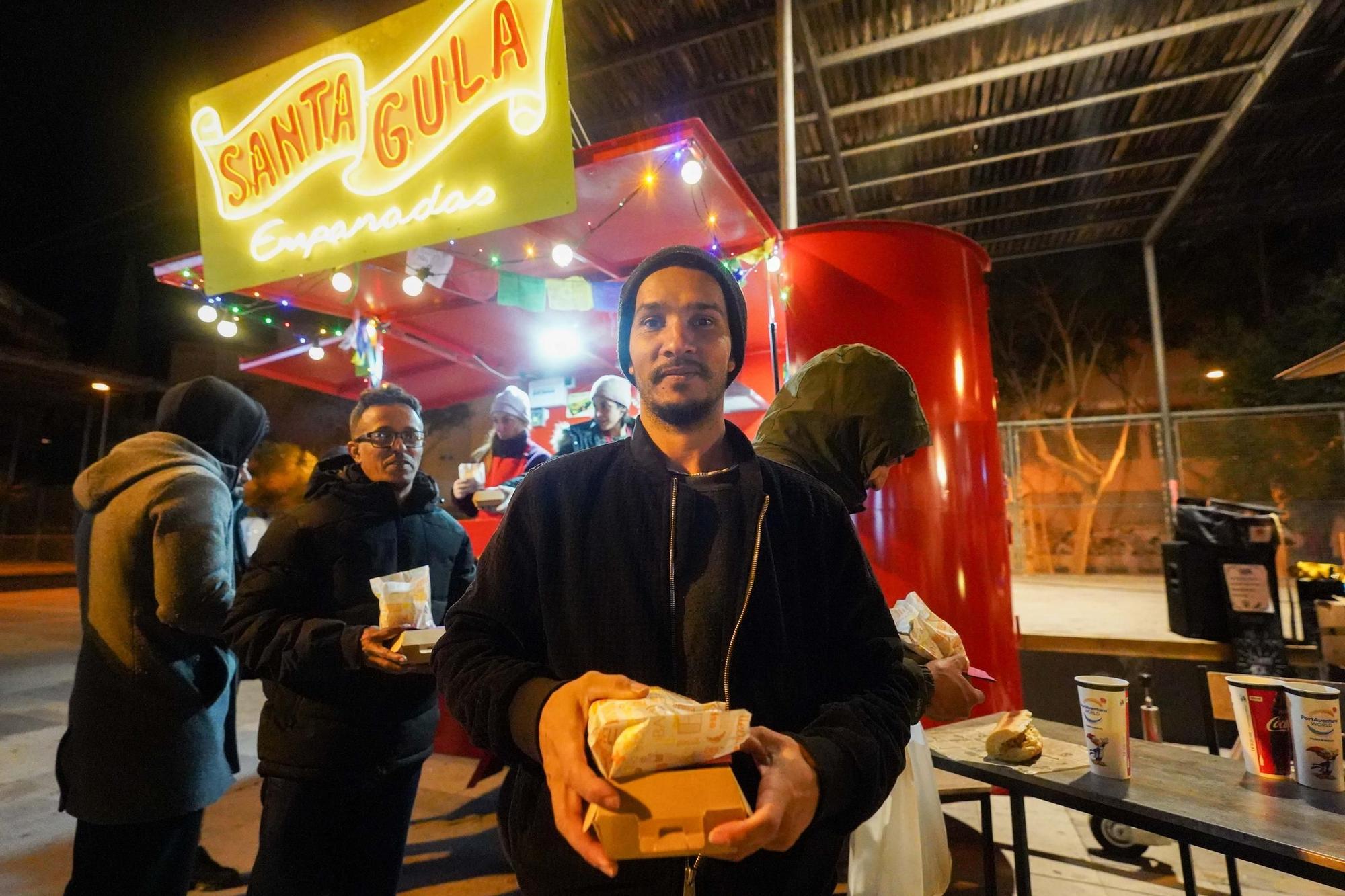 Descubre las fotos de la comida de Cruz Roja para los sin hogar de Ibiza