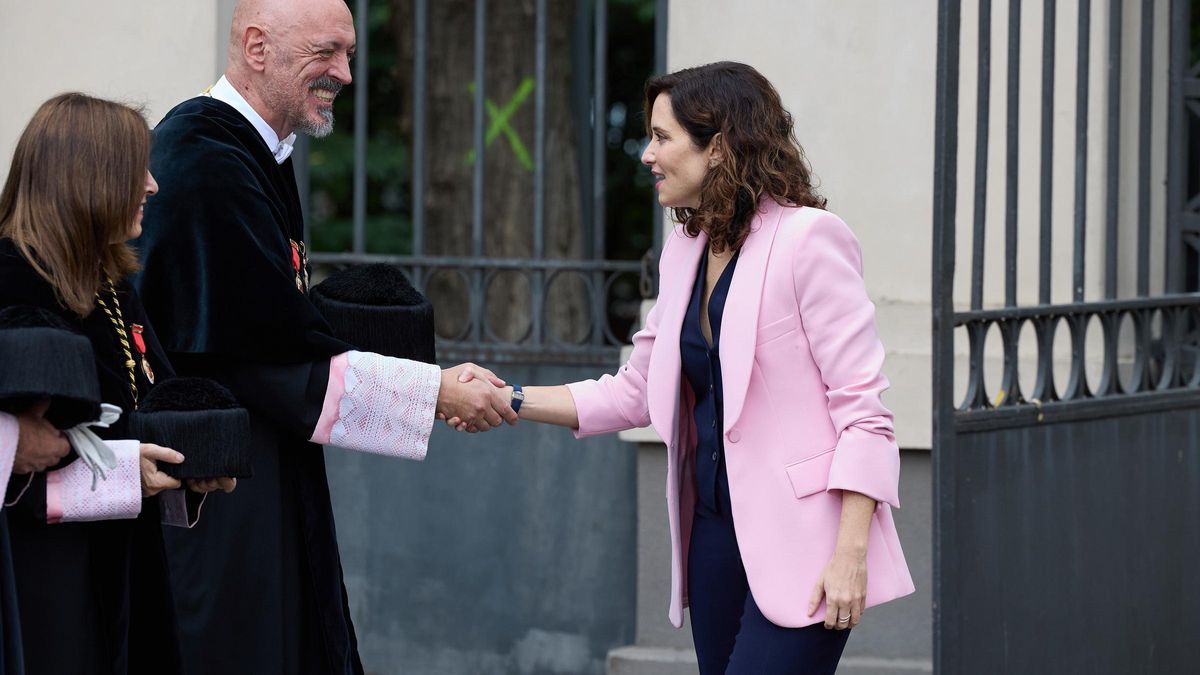 Isabel Díaz Ayuso saluda al rector de la Universidad Complutense de Madrid, Joaquín Goyache, a su llegada al solemne acto de apertura del curso académico 2024/25 de las universidades madrileñas, en el campus de la Universidad Carlos III en Getafe.