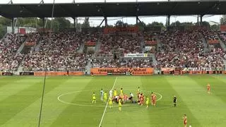 Francis Coquelin, evacuado en camilla tras un brutal choque de cabezas