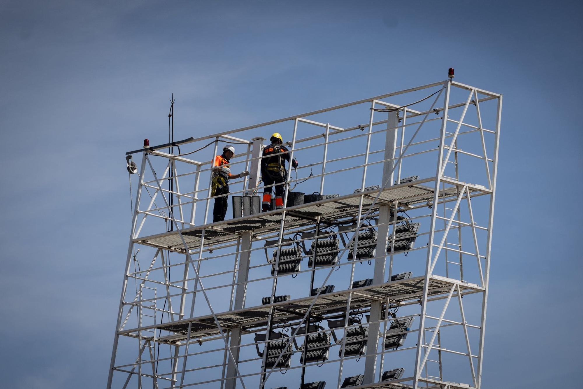 En imágenes | Desmontaje de los focos de La Romareda y estado del campo tras el último partido antes de la demolición