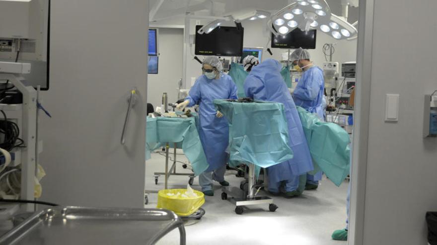 Preparatius d&#039;una operació al bloc quirúrgic de l&#039;Hospital de Sant Joan de Déu de Manresa.