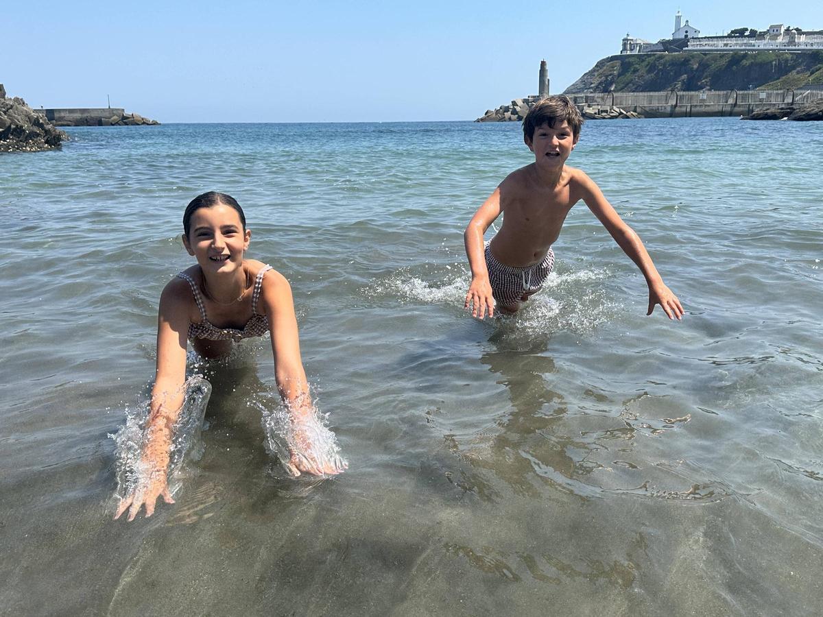 Los hermanos de Murcia paloma y Eduardo González, con padre de Luarca.