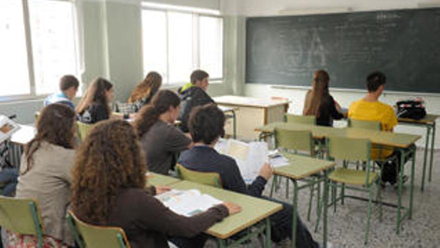 Alumnos en un aula del instituto coruñés de Zalaeta. / V.Echave
