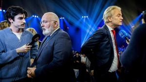 El líder socialdemócrata neerlandés, Frans Timmermans (izquierda) y el candidato del partido ultra PVV, Geert Wilders, responden a preguntas de la prensa durante un debate electoral televisado, este lunes.
