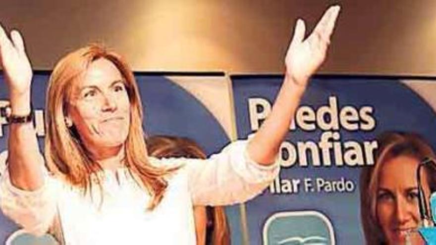Pilar Fernández Pardo saluda a la militancia en un hotel gijonés. Abajo, los afiliados tras el discurso. / ángel gonzález