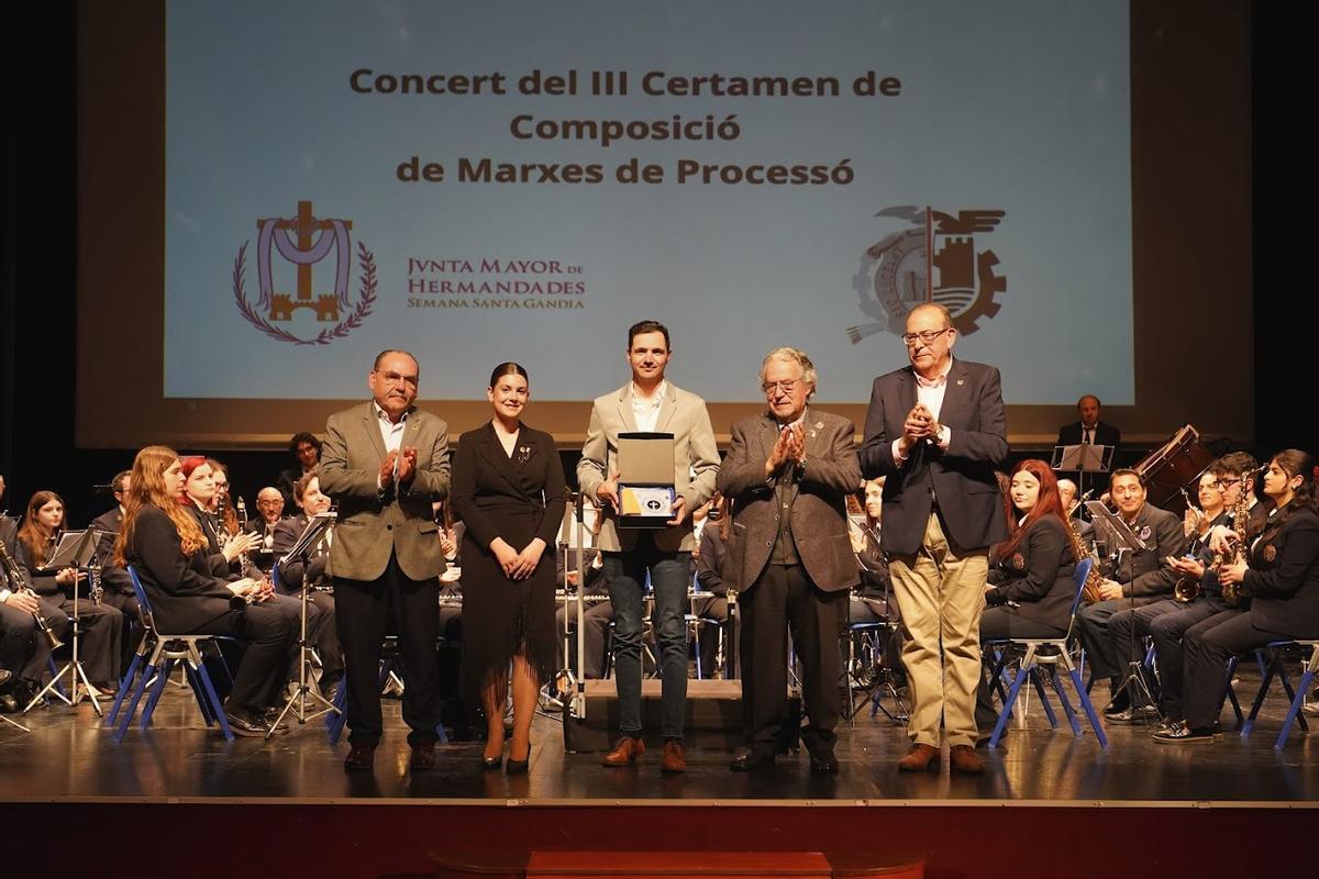 El compositor ganador con los organizadores.