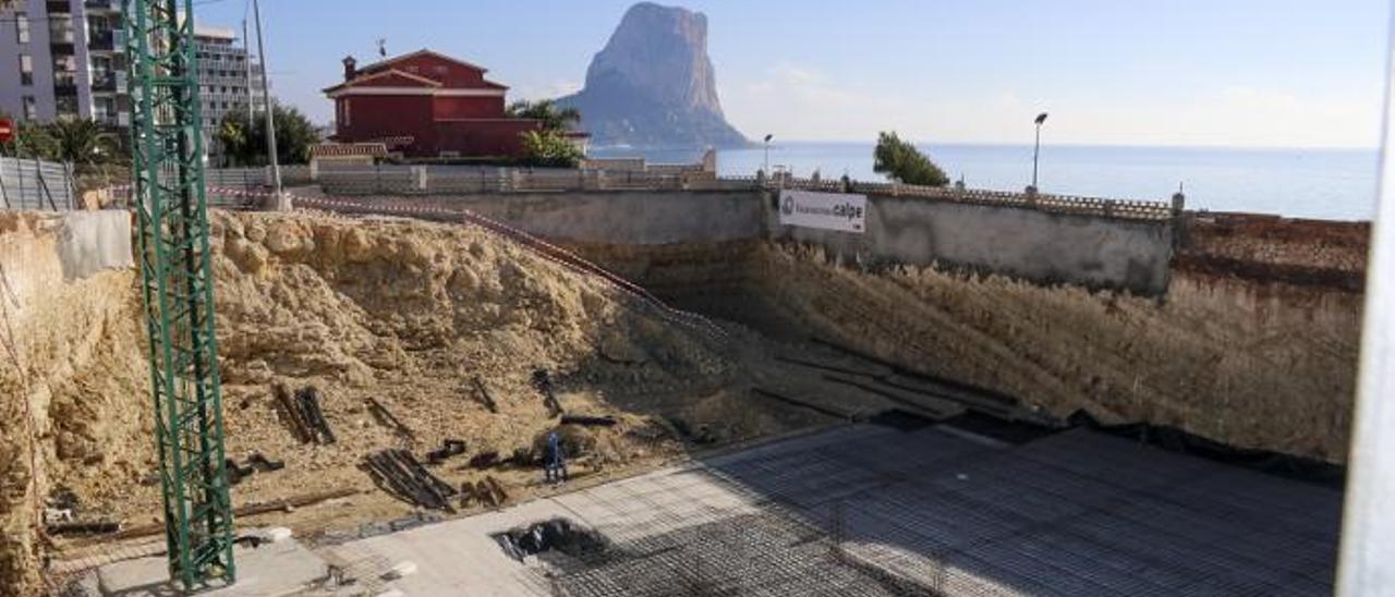 El terreno está en primera línea del litoral del Borumbot; linda con la senda ecológica.