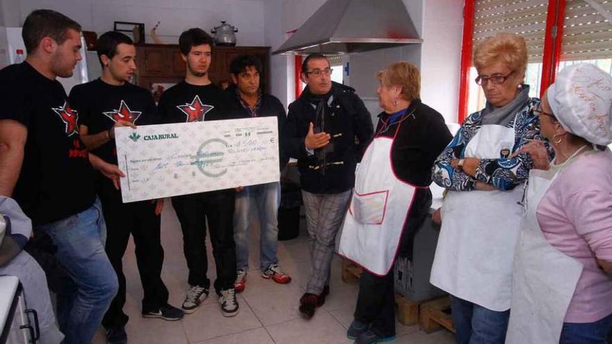 Los voluntarios recogen el cheque de Caja Rural.