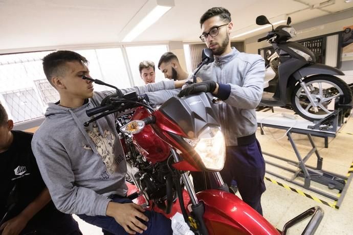 Reportaje IES Cruz de Piedra sobre taller motocicletas, novedad curso 2018/2019  | 25/04/2019 | Fotógrafo: Tony Hernández