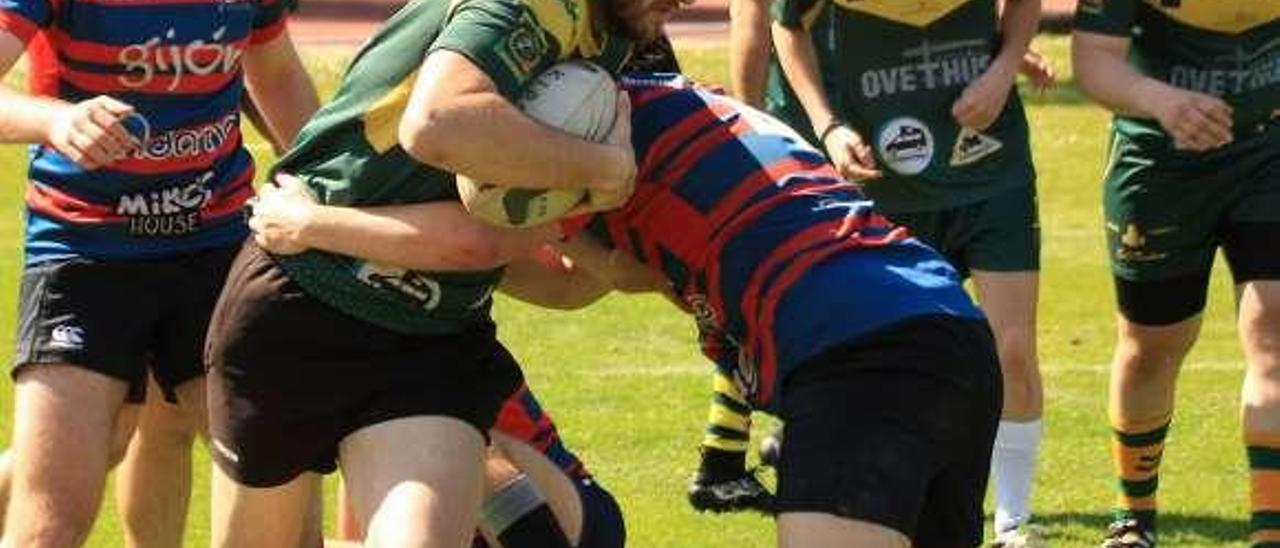Una acción del partido entre EPI y Protocolo de rugby seven.