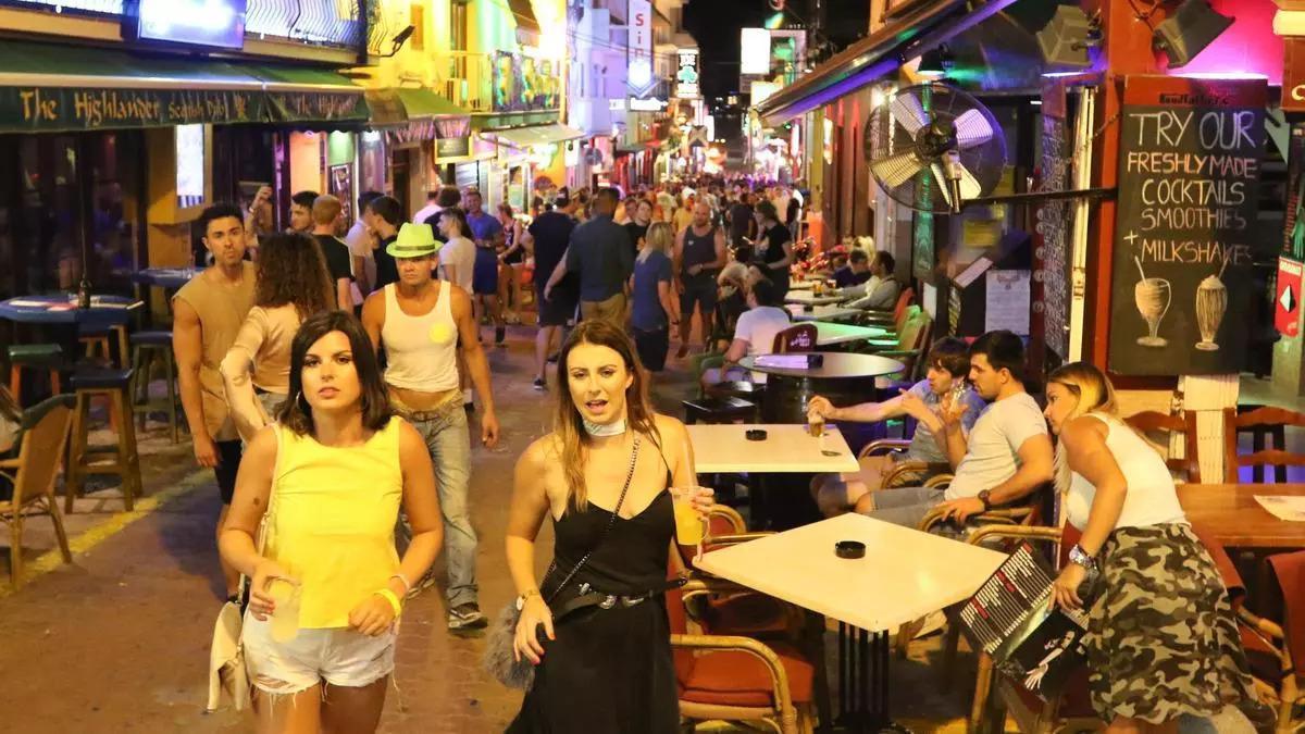 Imagen del West End, una de las principales zonas de ocio nocturno de Sant Antoni.