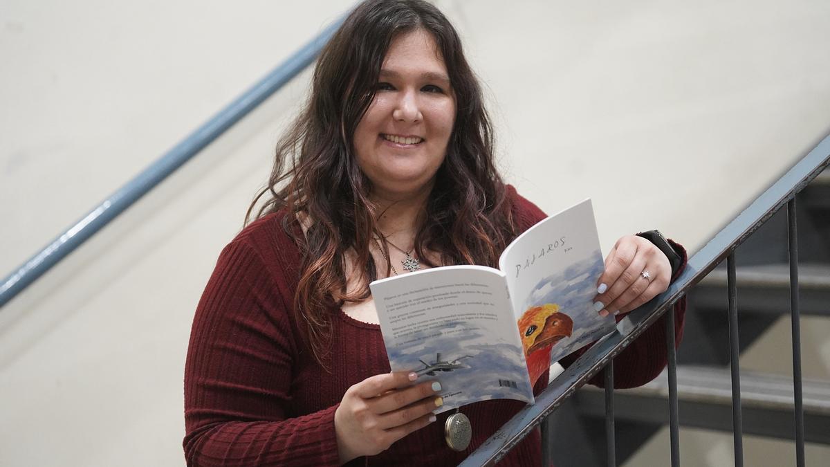 Laura Moreno, amb el poemari Pájaros, en el qual relata la seva experiència personal.