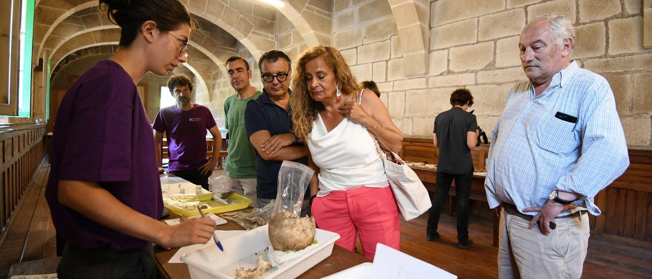 Las autoridades observan algunos de los restos óseos mejor conservados.