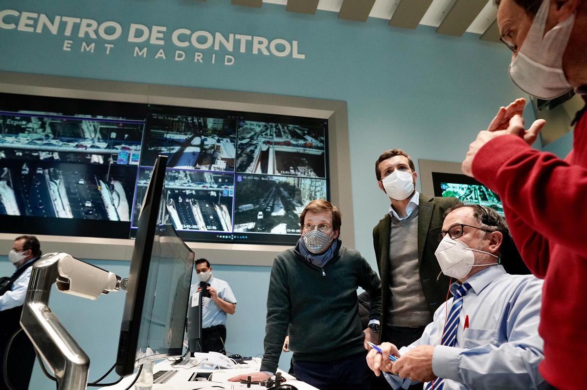 Casado elogia la tasca d’Almeida a Madrid malgrat que bona part de la ciutat és impracticable Casado elogia la tasca d’Almeida a Madrid malgrat que bona part de la ciutat és impracticable