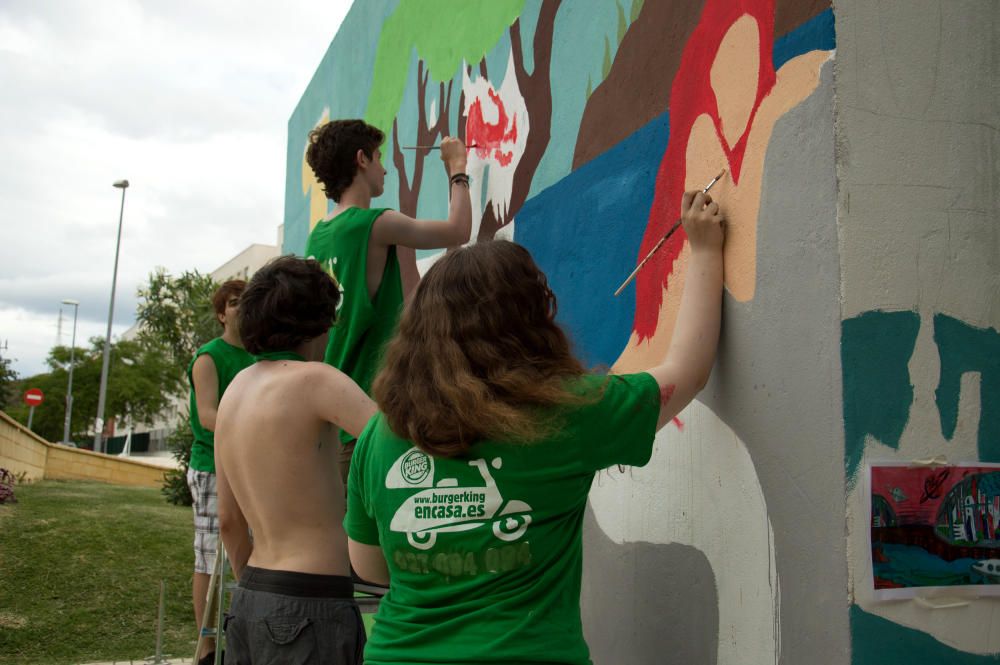 Una veintena de alumnos de Bachillerato de Arte del IES Universidad Laboral transforma en tres días un pintarrajeado depósito de agua de Parques y Jardines en una obra de arte.