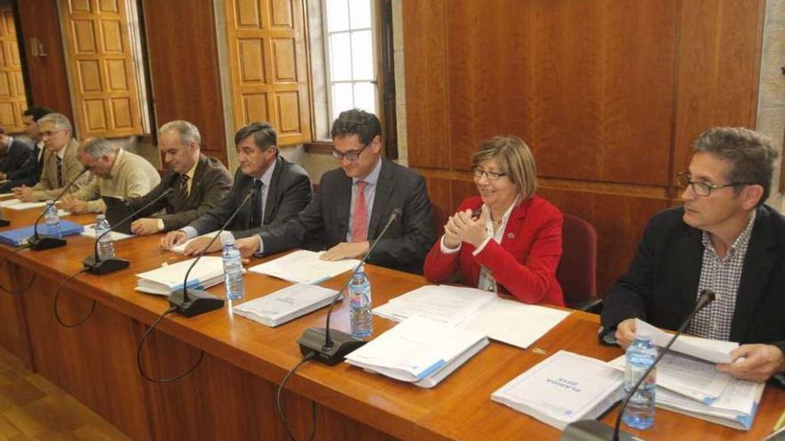 Quintana, acompañada del secretario xeral de Montes, preside la reunión del Consello Forestal.