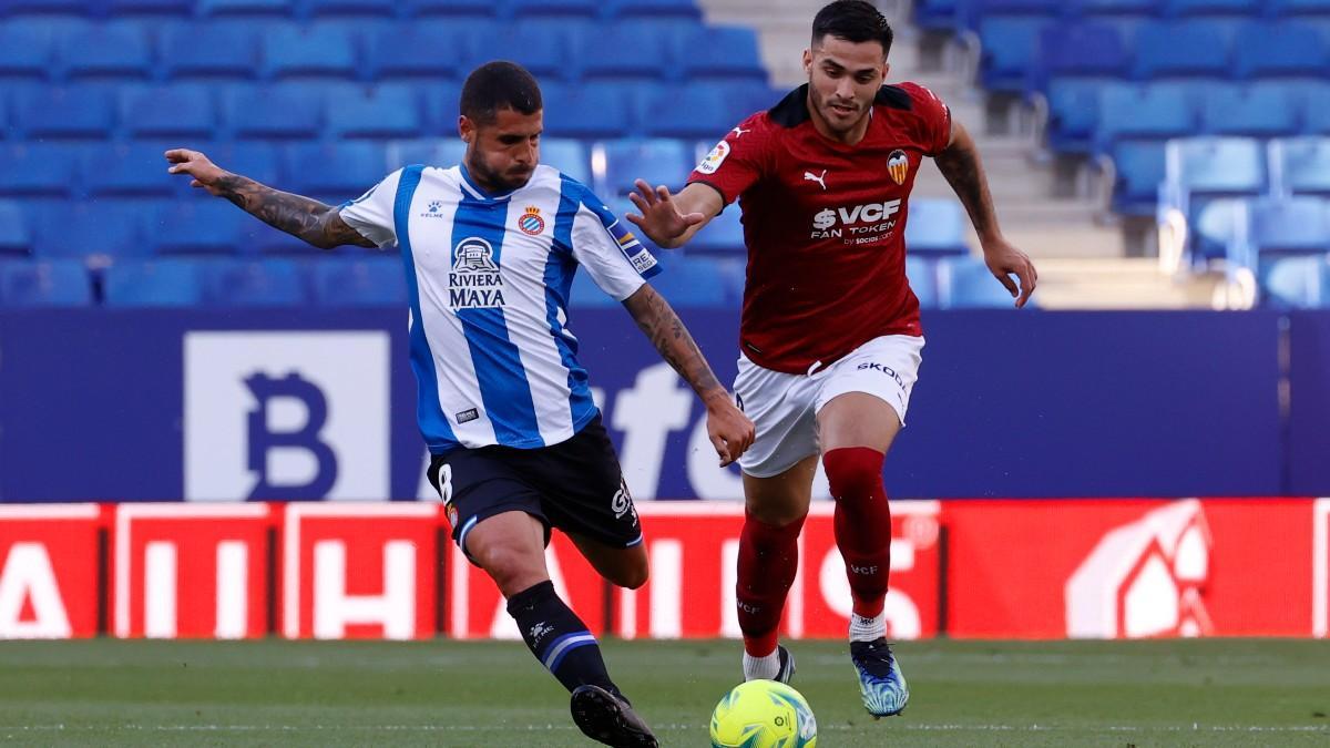 Fran Mérida intenta dar un pase frente a la presión de Maxi Gómez en el Espanyol-Valencia