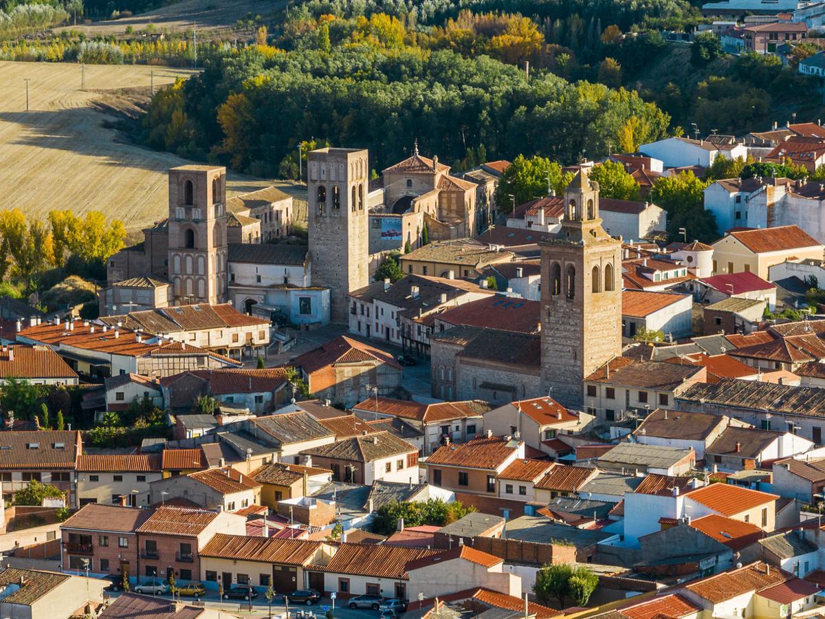 Las dos "torres gemelas" de la Iglesia de San Martín marcan el perfil de Arévalo