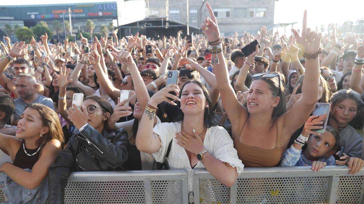Público asistente a un concierto en el muelle de Trasatlánticos