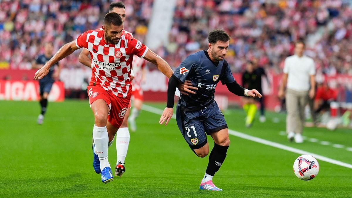 David López, el defensa del Girona, pelea con Embarba, el jugador del Rayo Vallecano, en Montilivi.