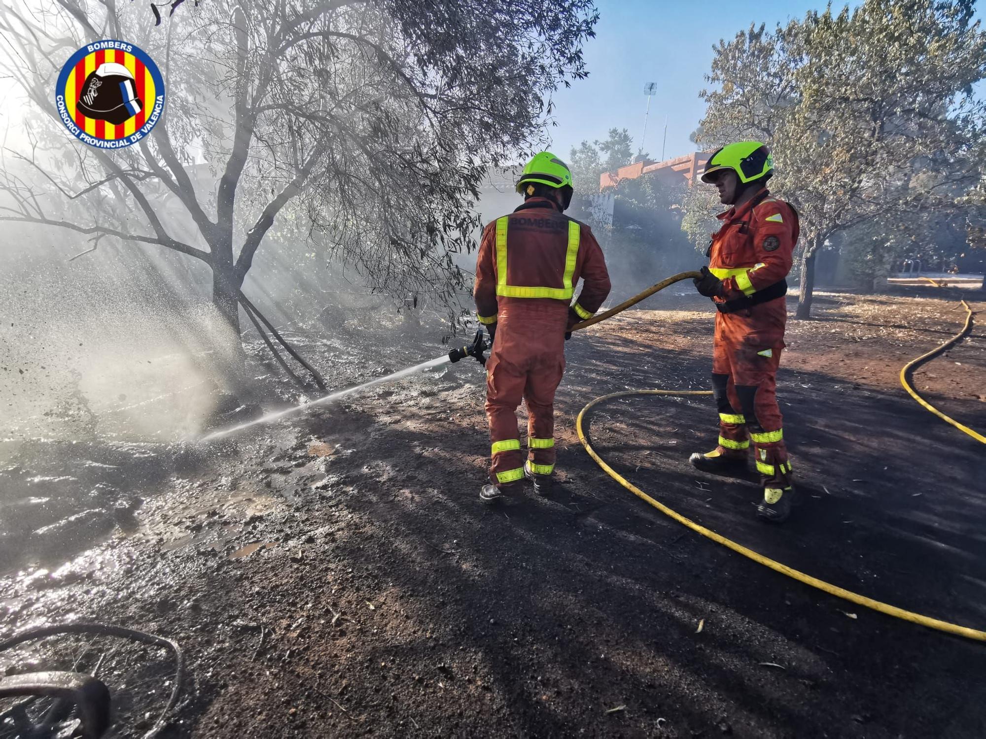 Los bomberos sofocan un incendio en Moncada