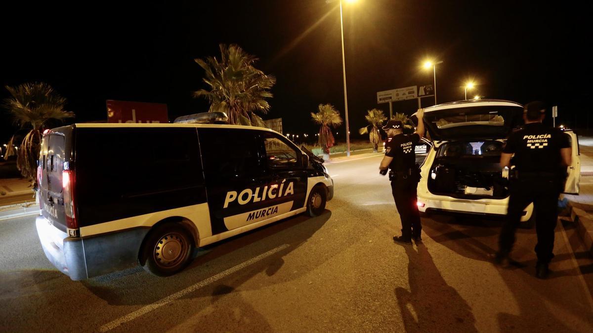 Agentes de la Policía Local de Murcia, en un servicio nocturno en la ciudad (FOTO DE ARCHIVO)