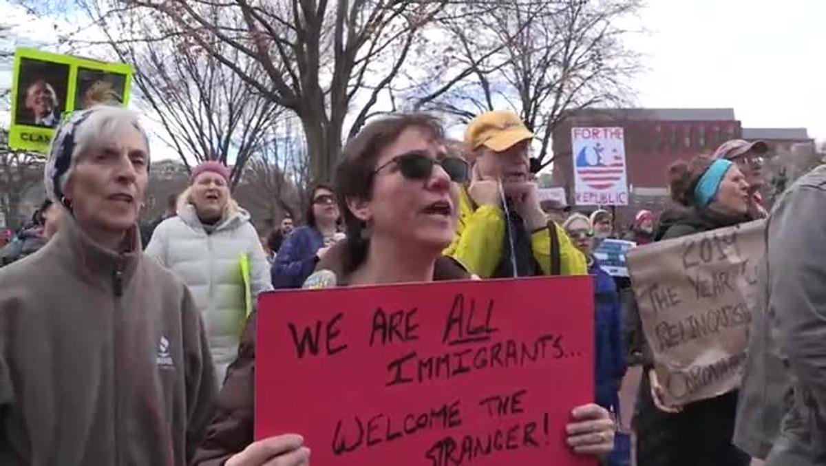 El grupo activista Move On organizó varias protestas en diversas ciudades de Estados Unidos en contra de la declaración de emergencia nacional con la que el presidente Donald Trump.