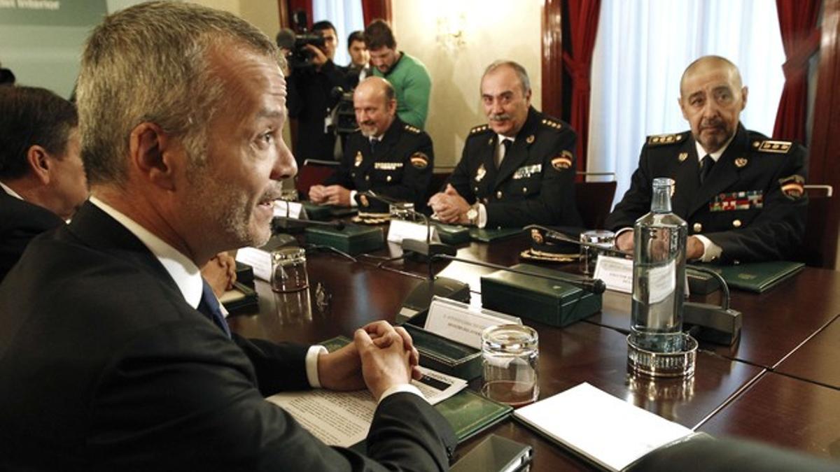 Antonio Camacho durante el encuentro con los máximos responsables de la lucha antiterrorista.