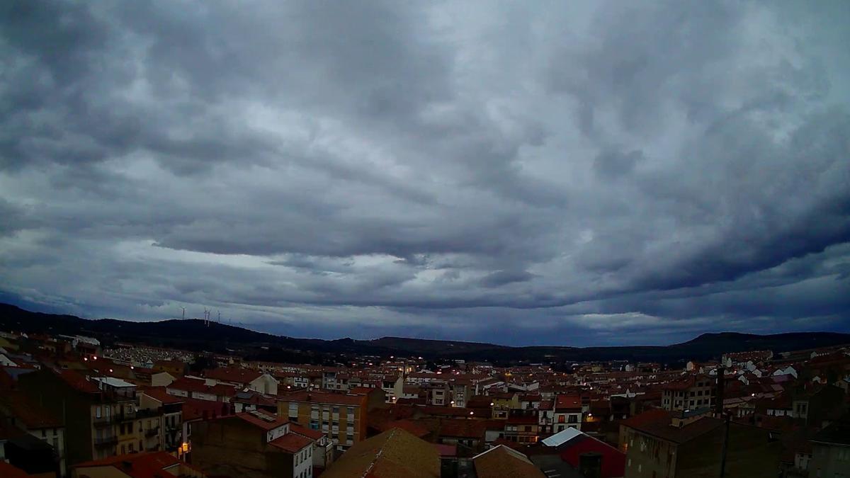 El cielo en Vilafranca, encapotado al final del domingo.