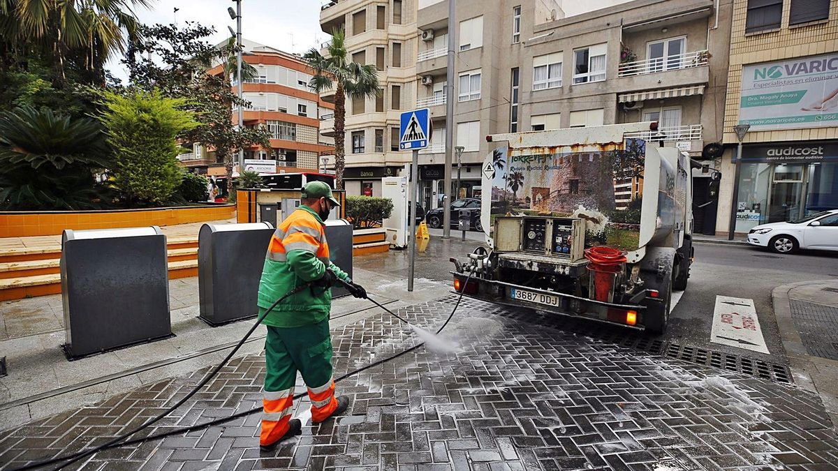 Image of street cleaning and garbage collection in Torrevieja, carried out by Acciona without a contract since June 2016. | J.CARRIÓN Image of street cleaning and garbage collection in Torrevieja, carried out by Acciona without a contract since June 2016. | J.CARRIÓN