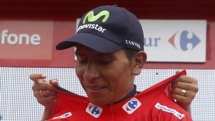 Nairo Quintana celebra su maillot de líder de la Vuelta a España.