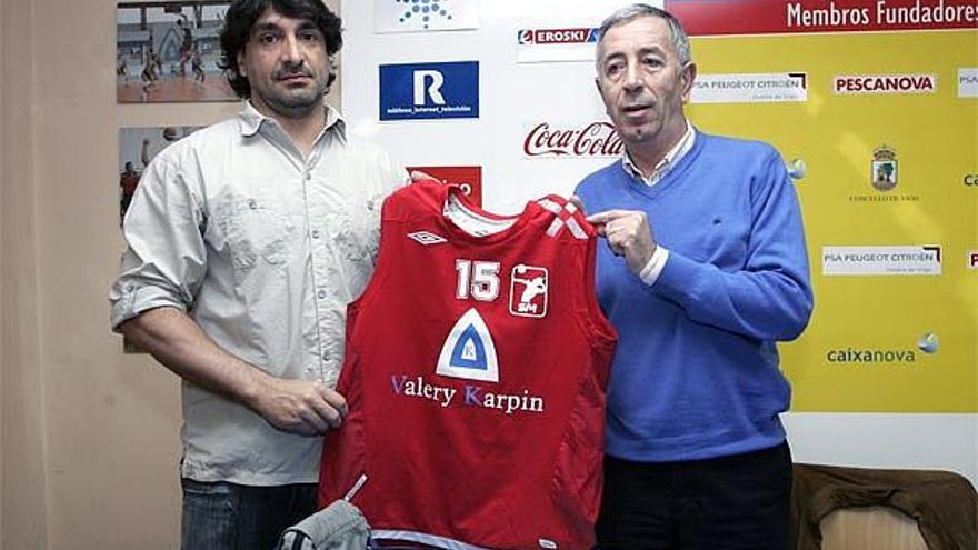 Flavio Calafell y Guillermo Touza, ayer durante la presentación del técnico en la Fundación Vide.