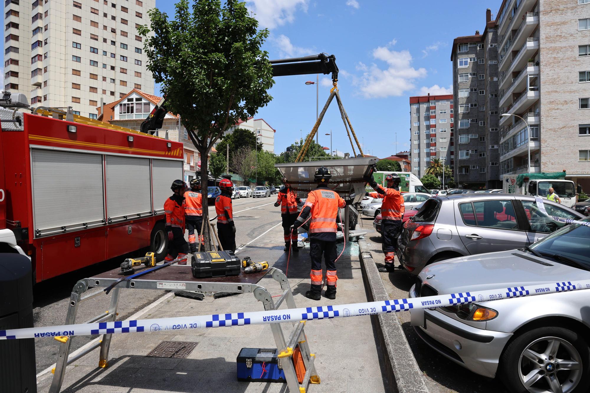 Un coche arrasa una marquesina en Vigo y causa cuatro heridos, uno grave