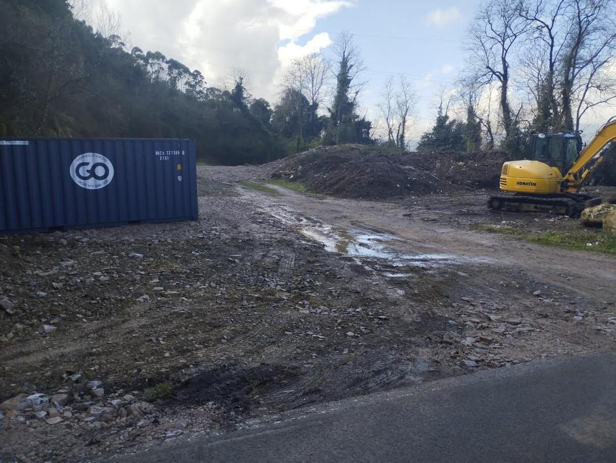 Una máquina en las obras de la carretera