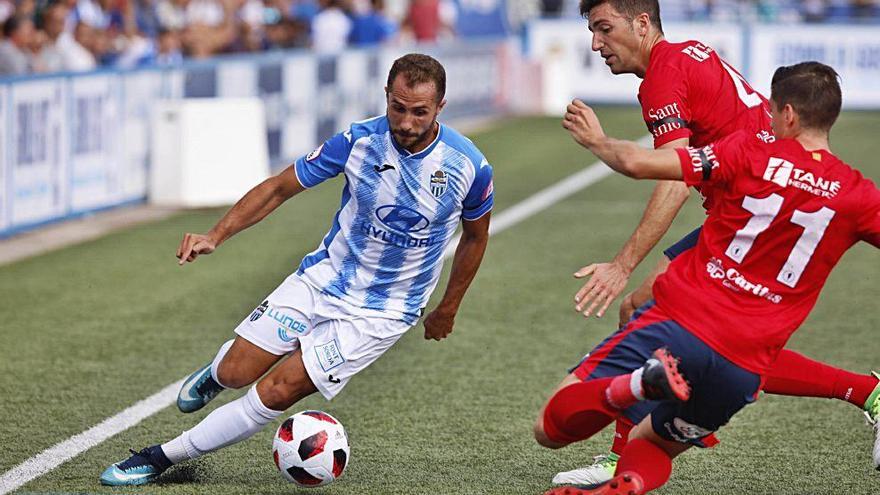 Canario, presionados por dos jugadores del Olot, el pasado domingo en Son Malferit.