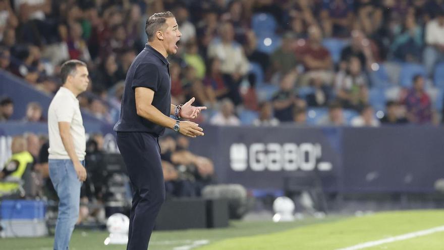 Luis García Plaza, sobre la expulsión de Isaac Romero: "Si lo hace algún jugador de un equipo grande quiero ver si lo dejan con diez"