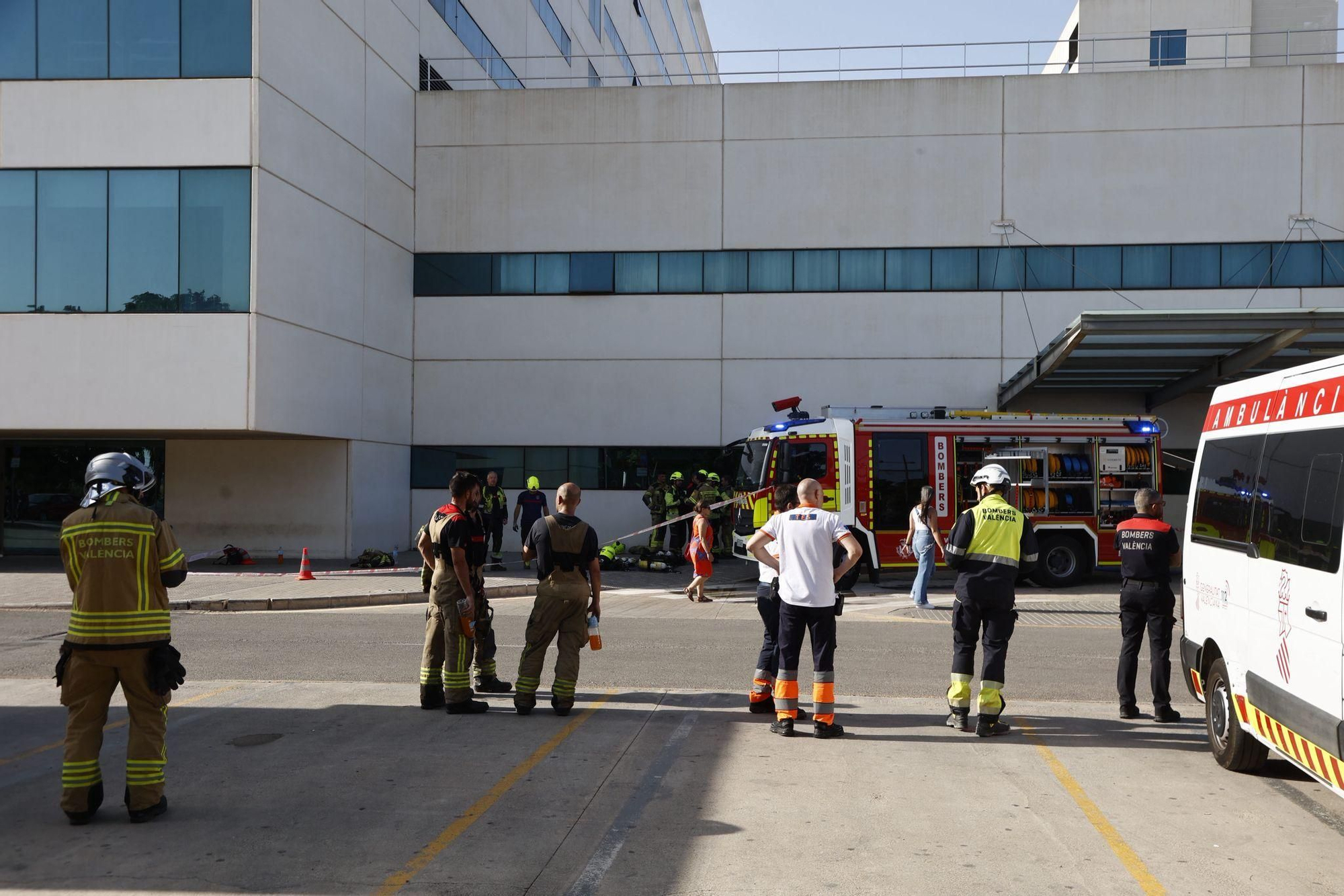 Un incendio intencionado obliga a desalojar la planta de Psiquiatría de La Fe