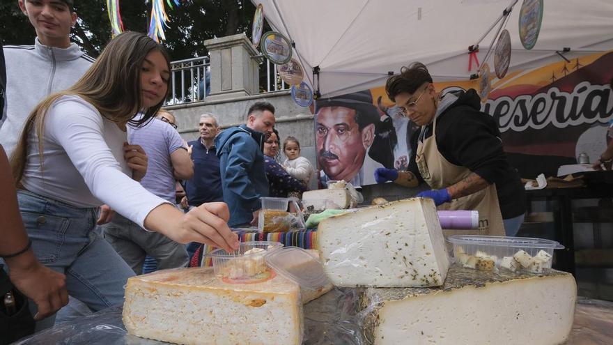 Tamaraceite come queso artesanal con chorizo de Teror y tuno indio en la primera feria El Sabor del Queso