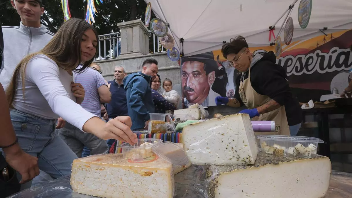Tamaraceite come queso artesanal con chorizo de Teror y tuno indio en la primera feria El Sabor del Queso