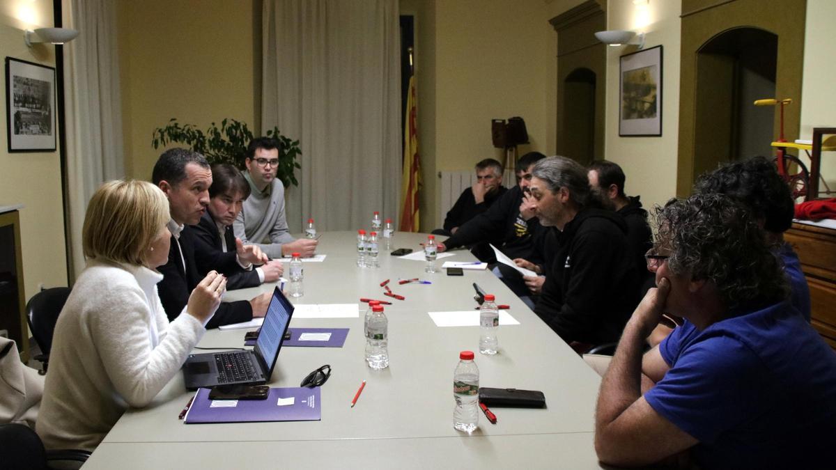 Pla general de la reunió del conseller Ordeig amb pagesos a l'Ajuntament de Bàscara