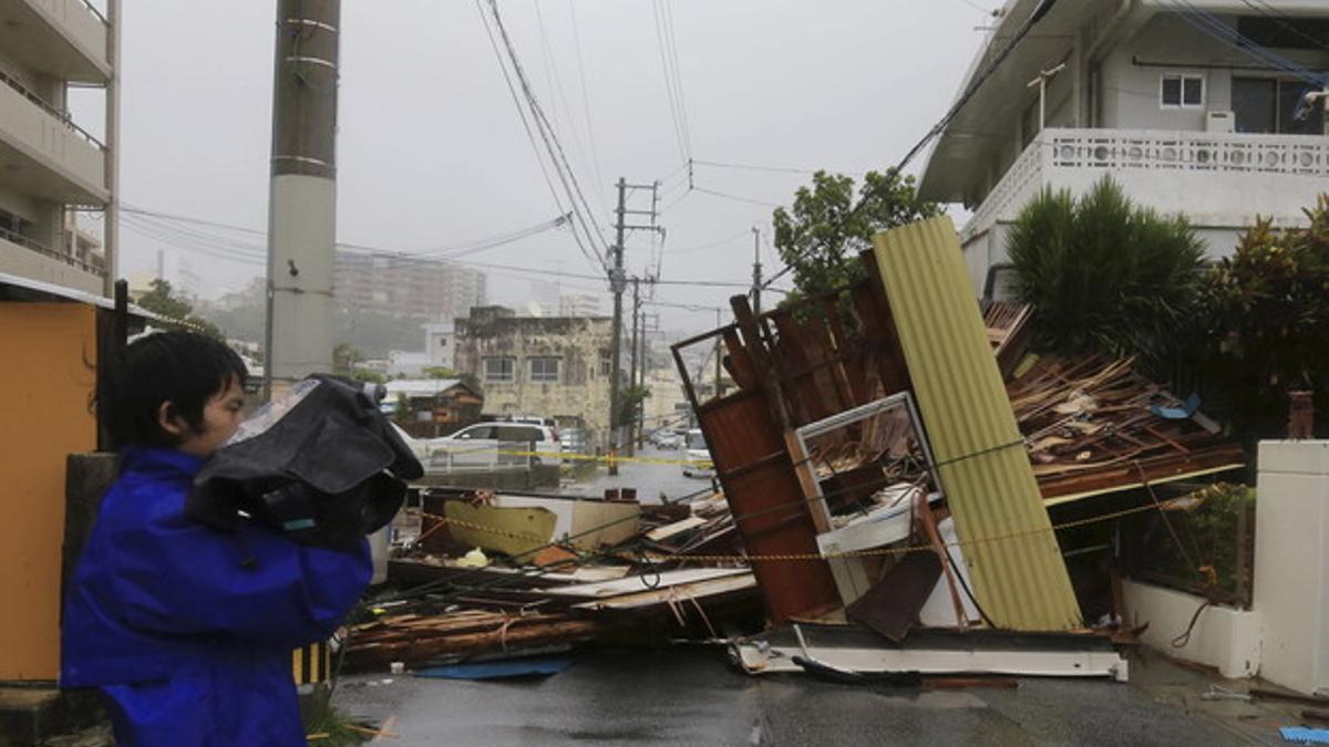 Efectos del tifón 'Neoguri' en Naha, provincia de Okinawa.