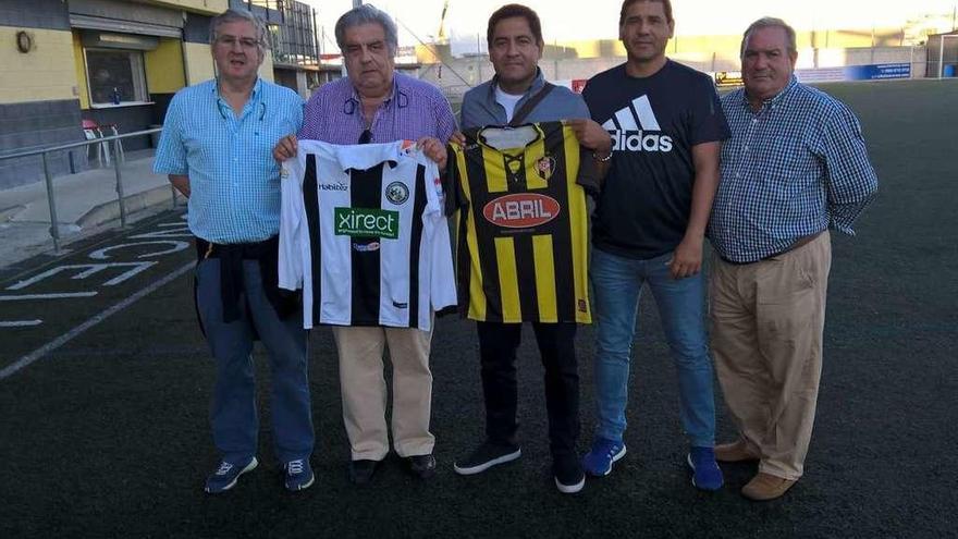 Los presidentes del Rápido y Sport Victoria sostienen las camisetas de ambos equipos. // Pedro Seoane