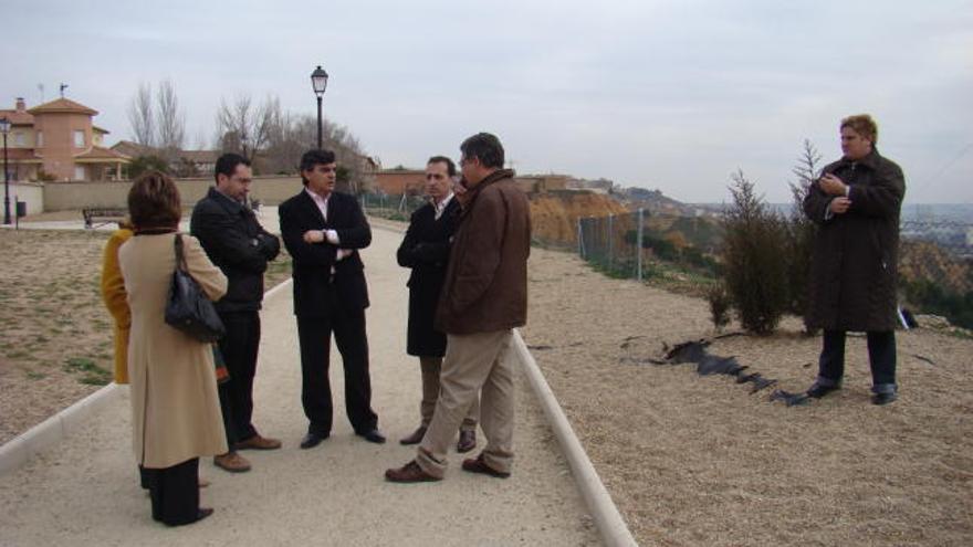 El Equipo de Gobierno toresano durante la apertura oficial del paseo López Cobos. En el centro, el alcalde, Jesús Sedano.