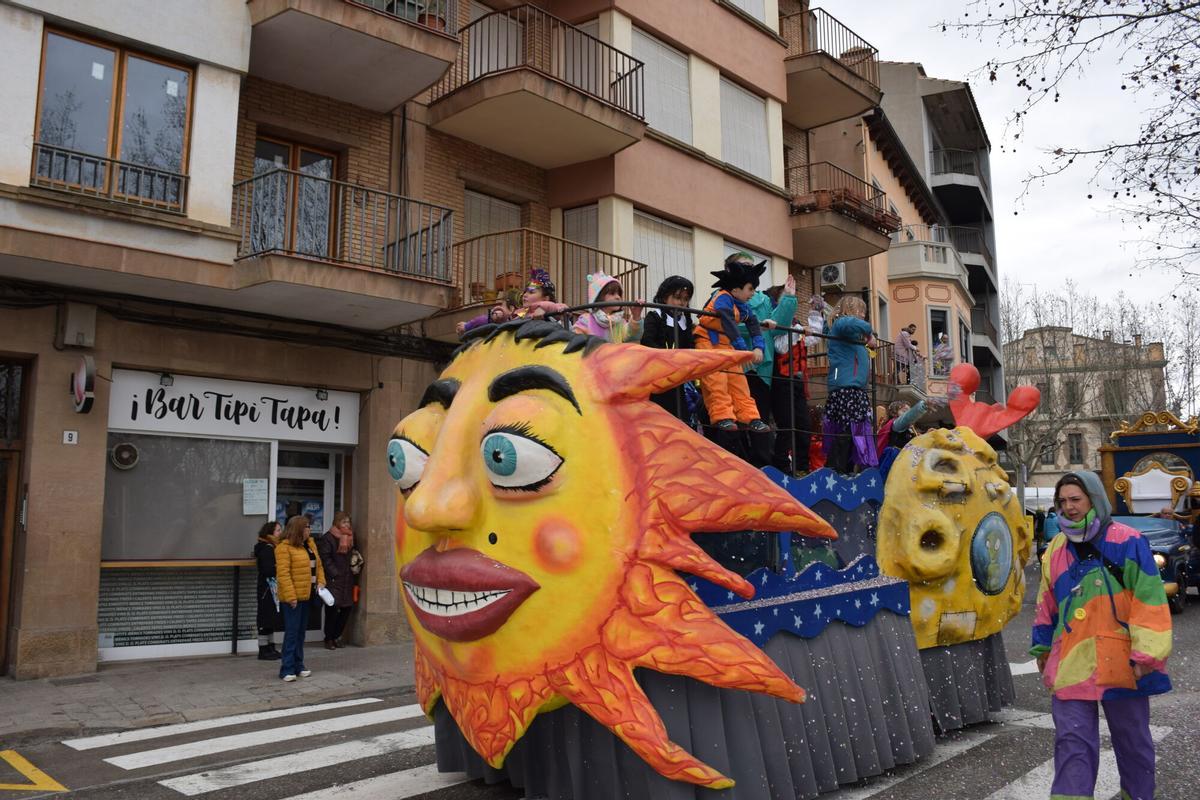 Els infants de Solsona fan ballar els gegantons del Carnaval Els infants de Solsona fan ballar els gegantons del Carnaval