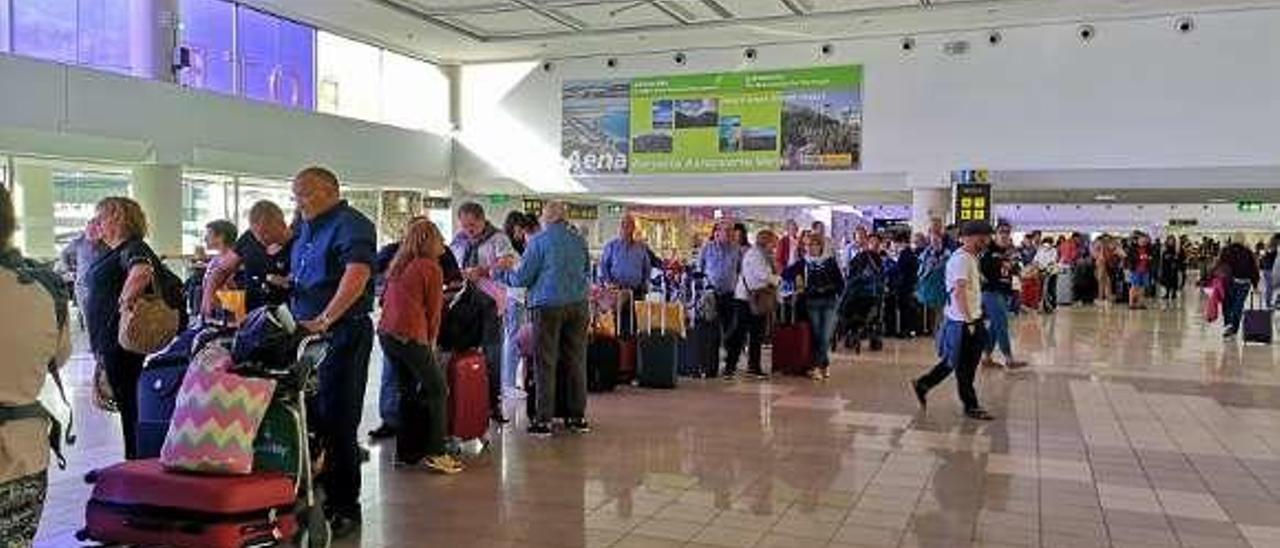 Asturianos, el sábado, en la cola de Vueling, en Lanzarote.