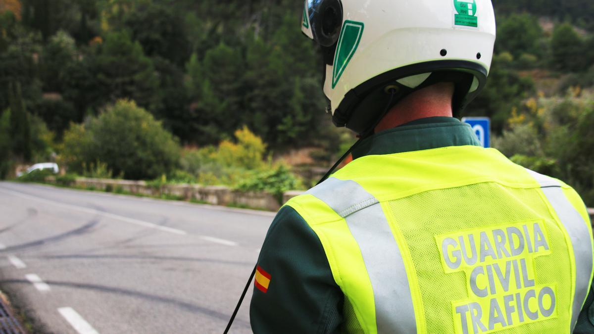 Un motorista de la Guardia Civil en la carretera de la Serra.