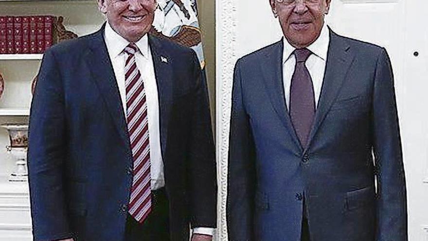 Donald Trump y Sergéi Lavrov, ayer. // Efe