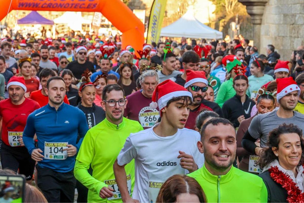 Cambados despide el año con miles de pisadas... y disfraces navideños