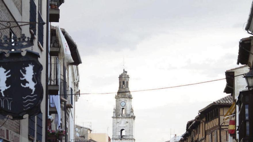 Los toresanos no quisieron perderse la procesión y llenaron las calles de la ciudad. A la derecha, la policía local custodia al Santísimo.