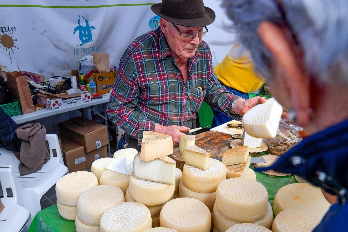 Uno de los queseros participantes, en su puesto habilitado en el Mercado Comarcal de Guía